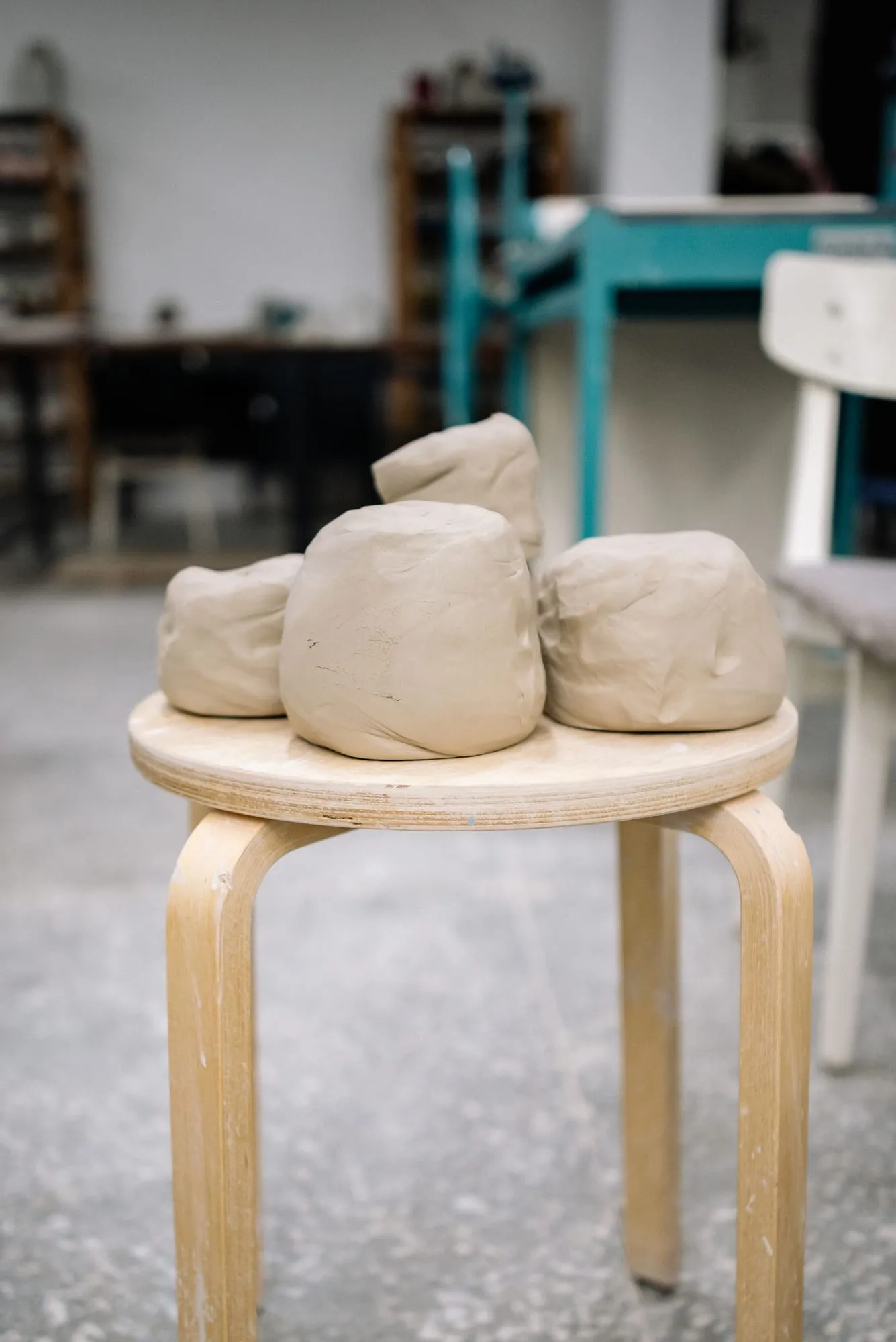 Tonklumpen auf einem Holzhocker